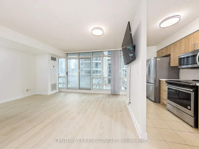 381 Front St W #501 — Photo 2