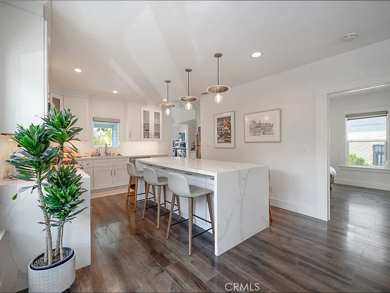 1553 Talmadge St — Photo 4