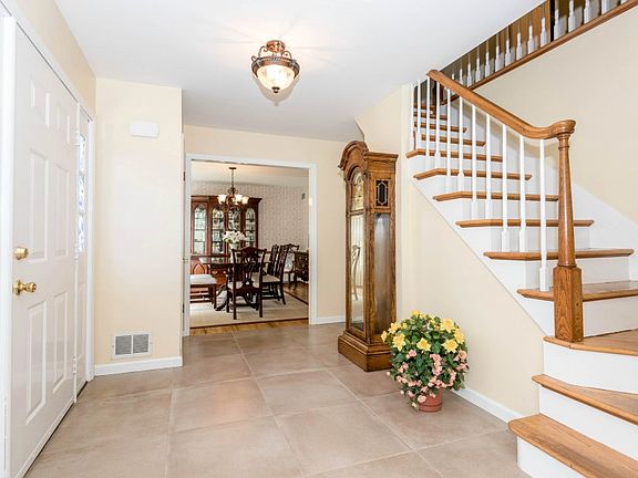 3rd image of 2 Willow Pond Ln