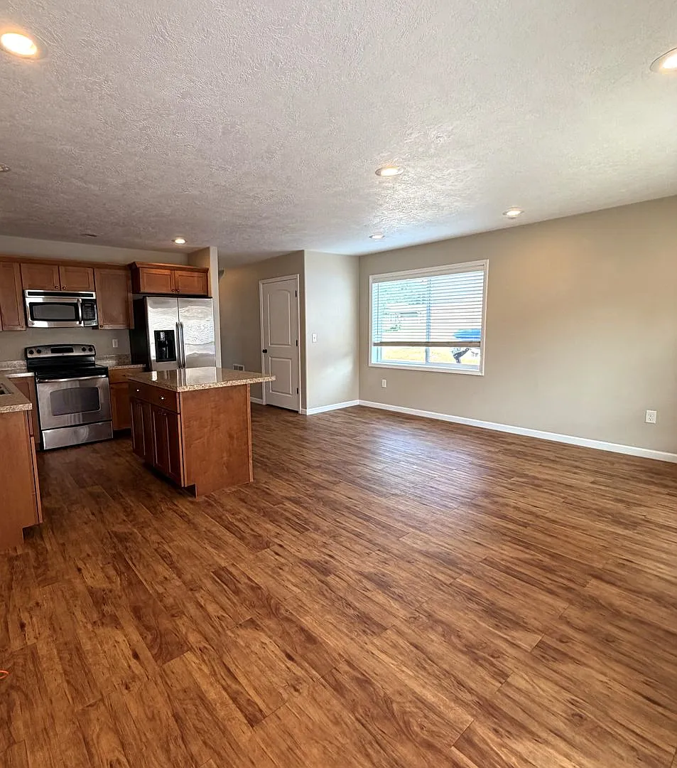 Spacious 3 Bedroom, 3 Full Bathroom Townhouse!! — Photo 3