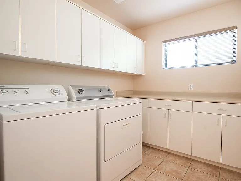 165 Quartz Dr — Photo 8