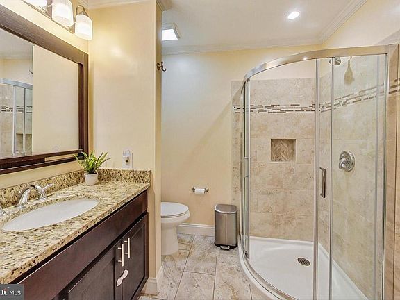 Common Bathroom #1 (Full)