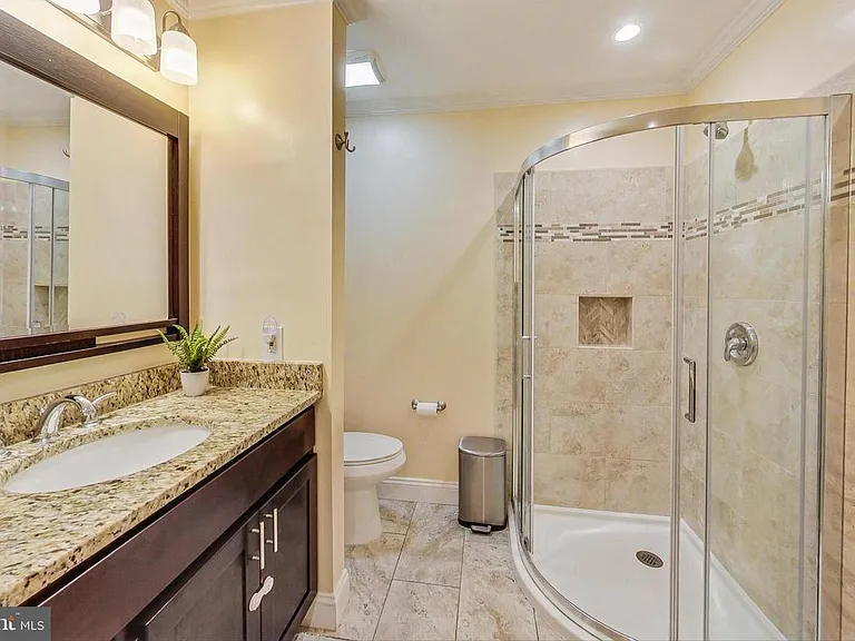 Common Bathroom #1 (Full)