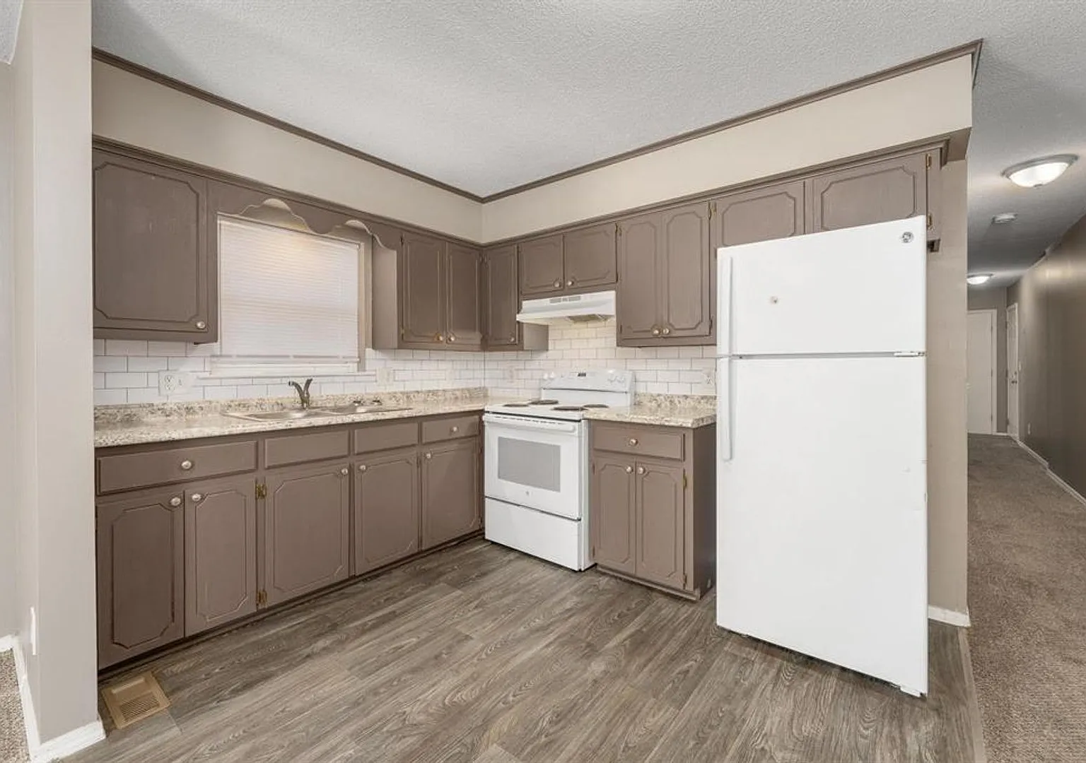 2 Bedroom Duplex Central Wichita — Photo 3