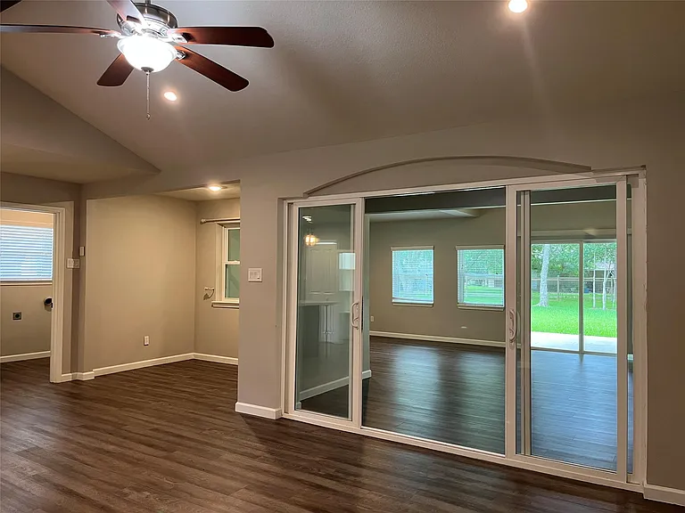 304 S Shadowbend Ave — Photo 8