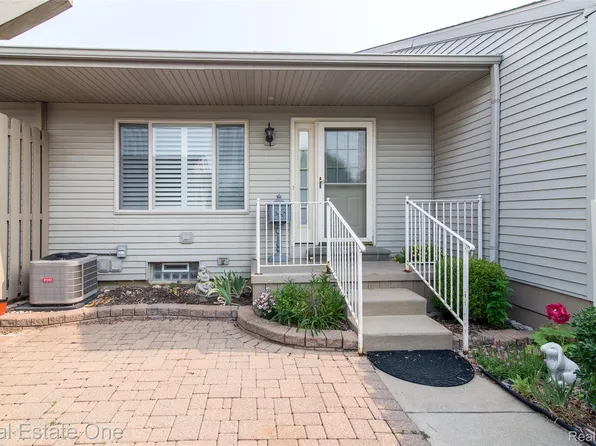61702 Williamsburg Dr Unit 2, South Lyon, MI 48178