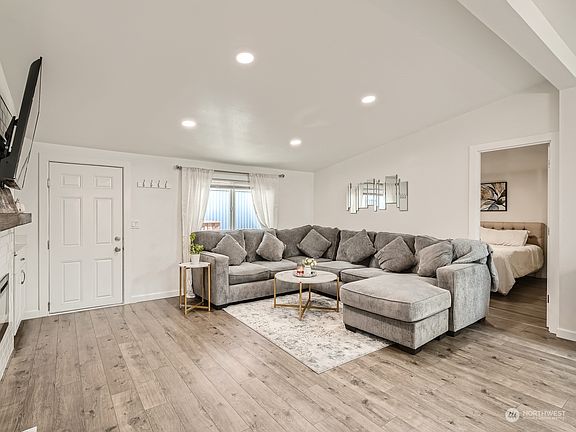 Spacious living room area with luxury vinyl planks welcome you to this beautifully remodeled home.>
