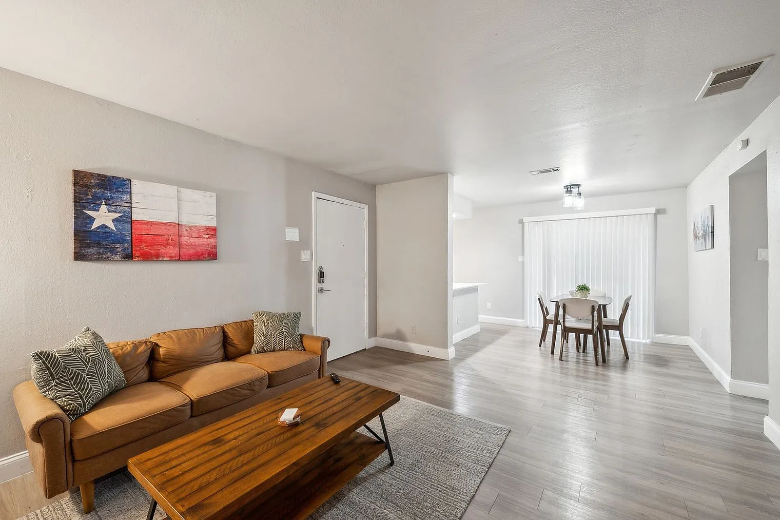 2 bed, 2.0 bath, 947 sqft, $2,496 — Photo 2