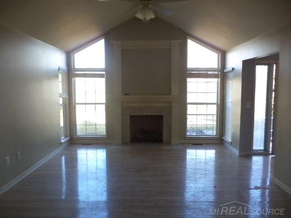 5th image of 59449 Holly Ct