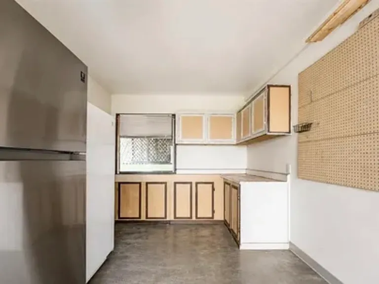 703 E State St — Photo 13