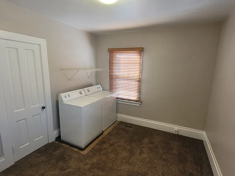 150 E Main St — Photo 18