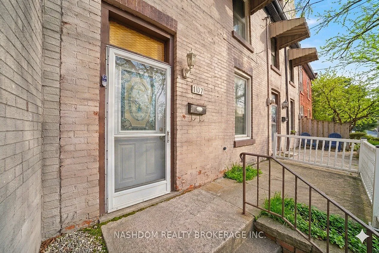 107 Queen St S — Photo 2