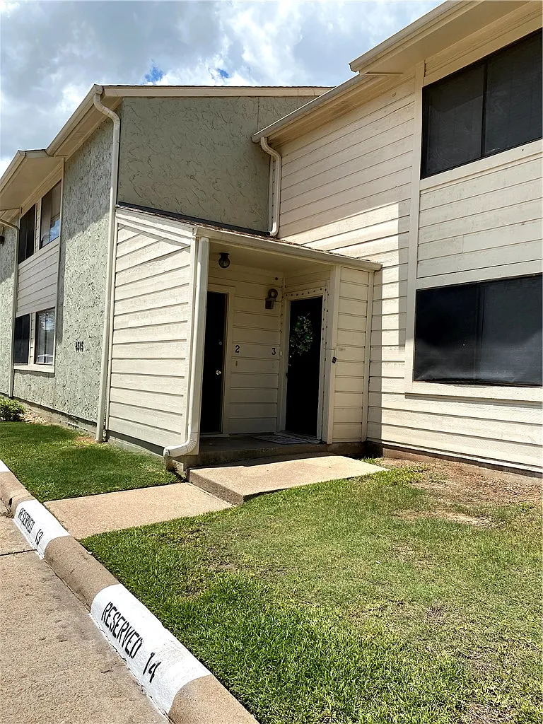 2 bed, 1.5 bath, 1073 sqft, $1,050 — Photo 1