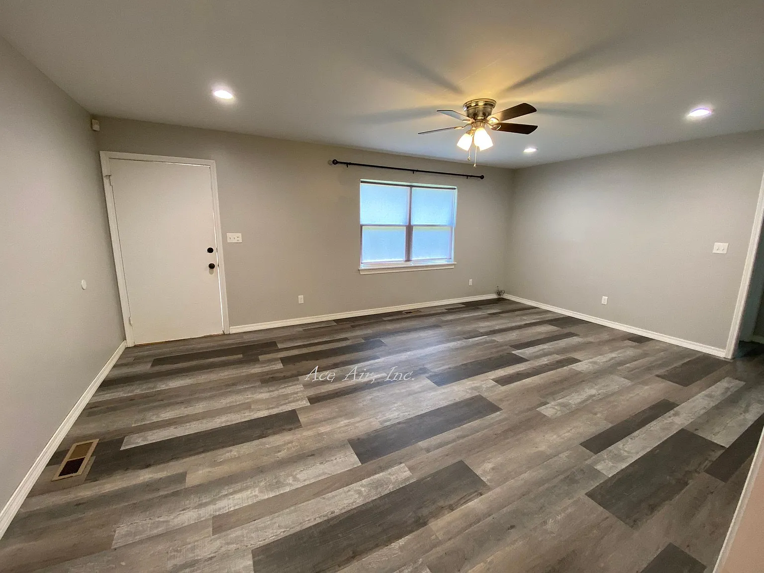 3 bed, 884 sqft, $1,100 — Photo 3