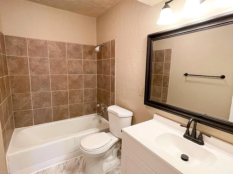 907 SW 49th St — Photo 11