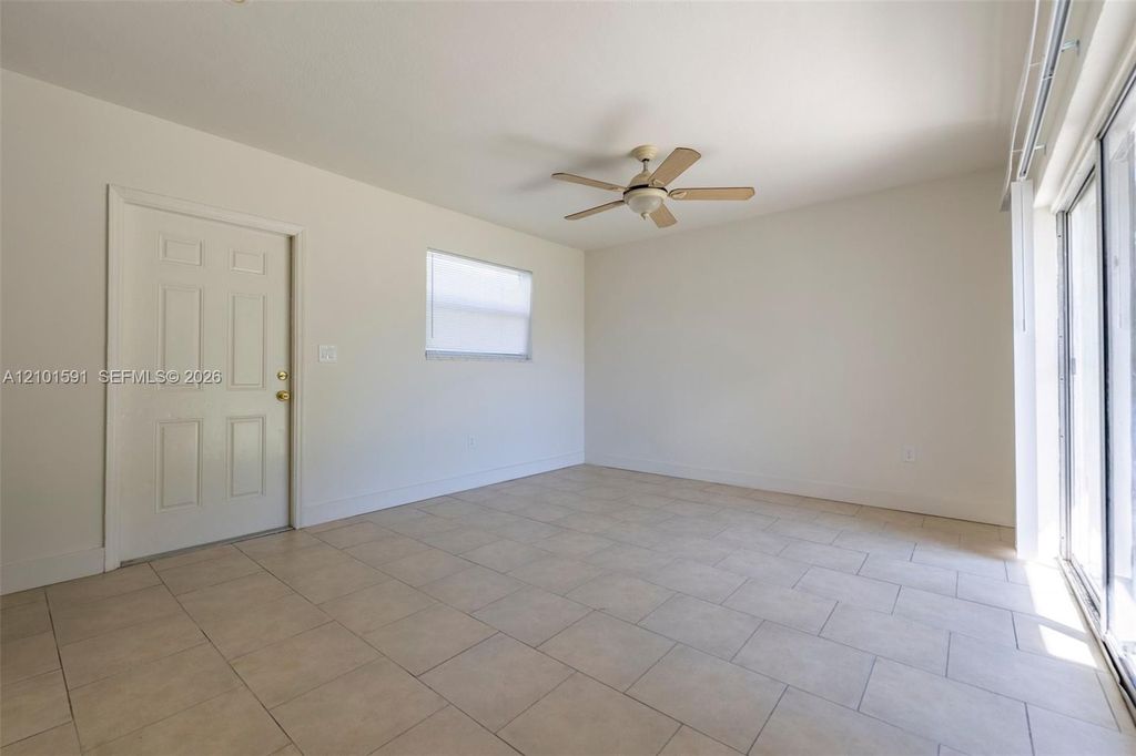 2340 NE 3rd Ave, photo 9