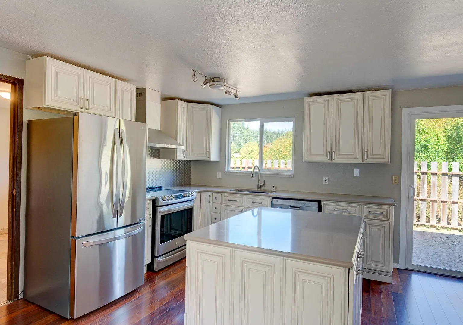 3 Bedroom 1 Bathroom in Sierra Community — Photo 2