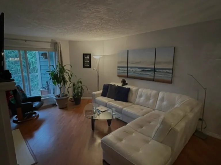 649 Bay St — Photo 3