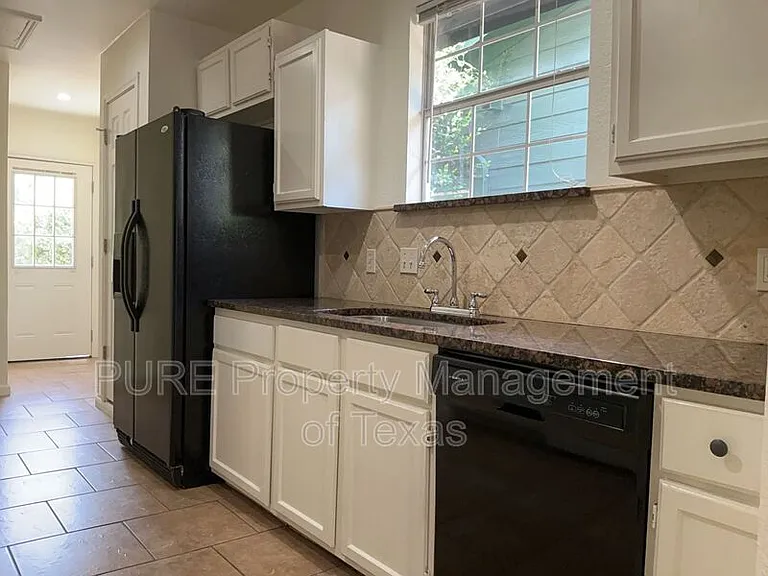 2517 E 4th St — Photo 8