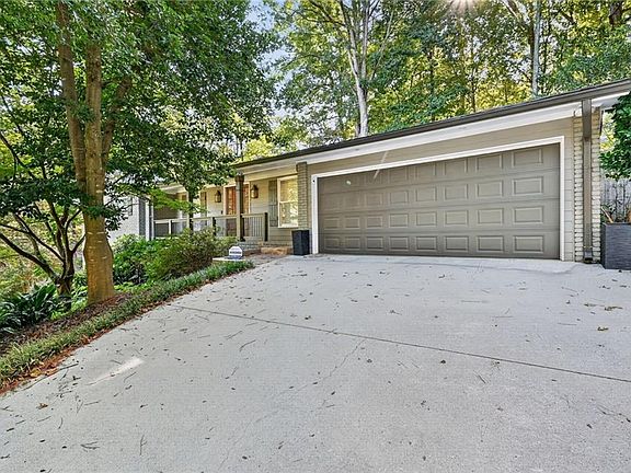 2nd image of 3009 Greenoaks Cir