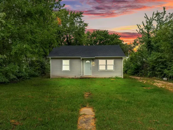 1212 SE Pinecrest Dr, Topeka, KS 66605