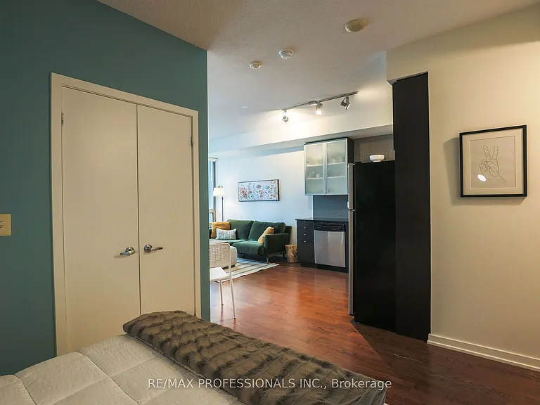 33 Lombard St N #1405 — Photo 5