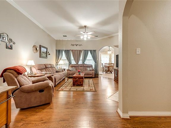 5th image of 703 Oakmont Dr