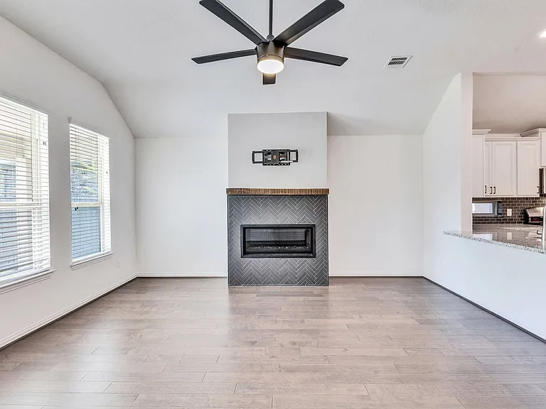 120 Lily Turf Cv — Photo 10