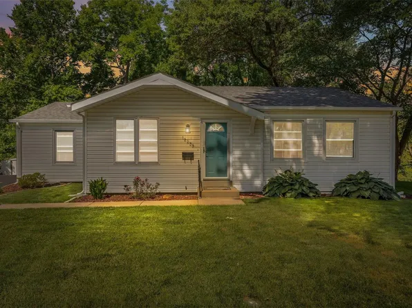 12239 Hillcrest Pl, Maryland Heights, MO 63043