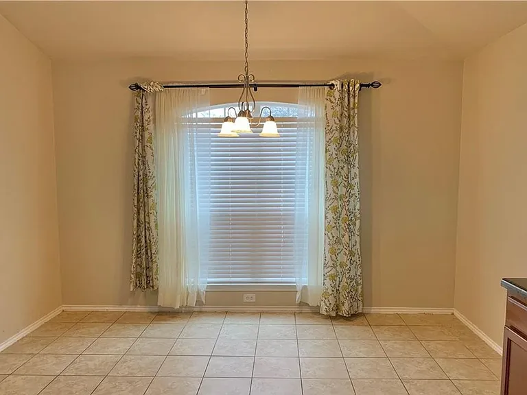 2103 Scott Dr — Photo 6