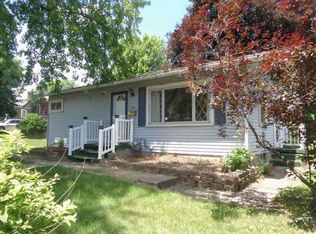 366 Meadowbrook Dr, Clinton, IA 52732