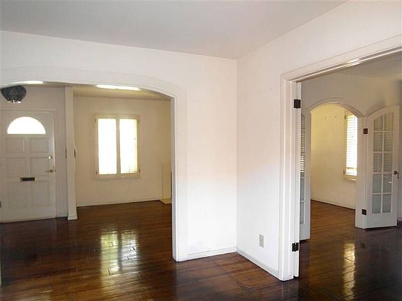 3rd image of 3101 S Bentley Ave