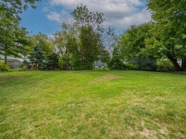 1740 E Woodruff Ave, Hazel Park, MI 48030