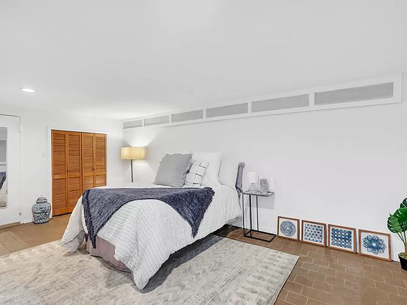 5th image of 105 W 70th St APT 1R