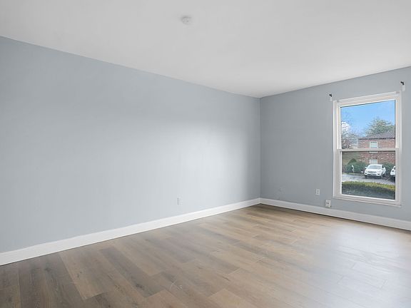 3rd image of 4278 Chateau De Ville Dr APT D