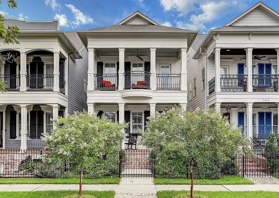 Welcome to the charming 440B W 17th St. located in the Heart of the Heights!