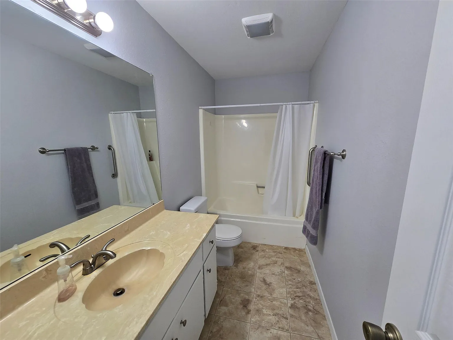 2 bed, 2.0 bath, 2111 sqft, $1,800 — Photo 4
