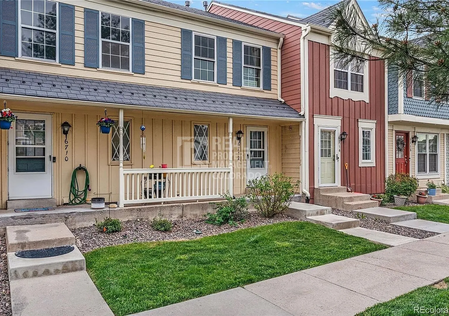 Welcome to this inviting townhome in the desirable Dutch Ridge community! — Photo 1