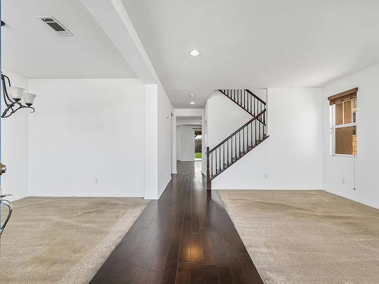 1364 Wellington Dr — Photo 3