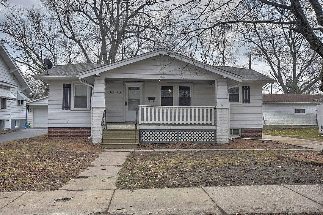 2045 E Clay St photo 1