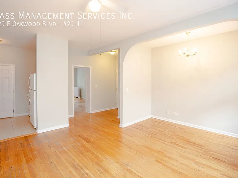 427-39 E Oakwood Blvd — Photo 52