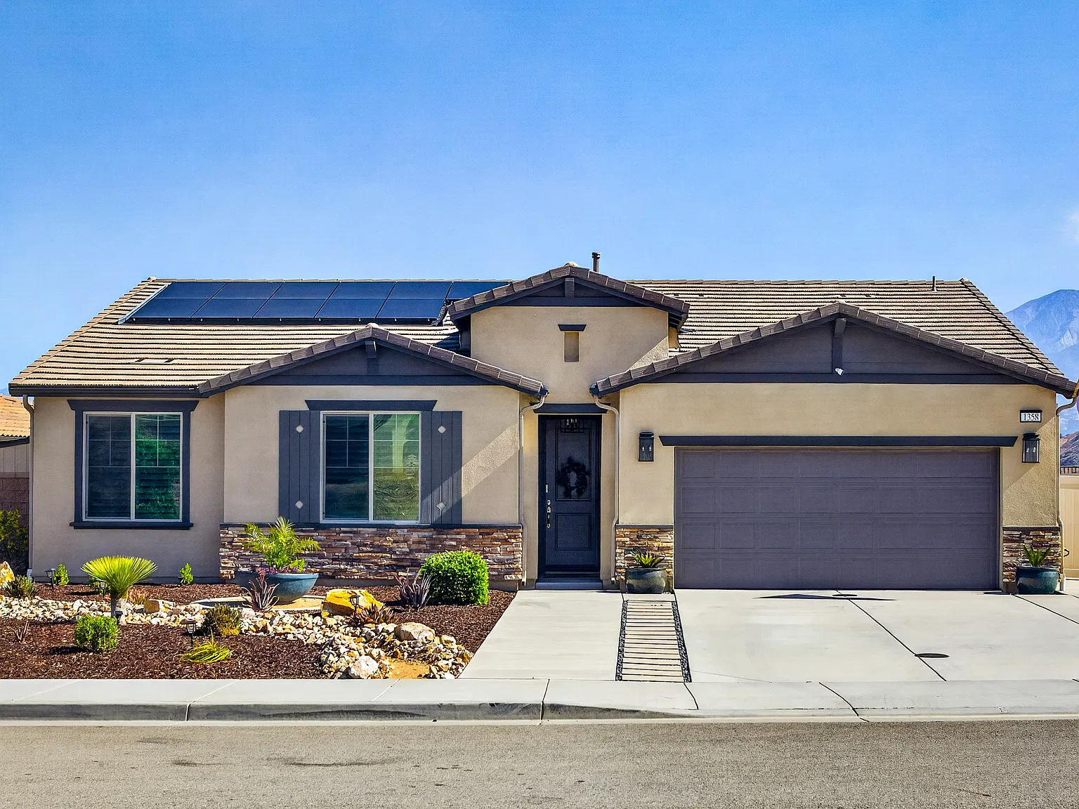 3 bed, 2189 sqft, $5,300 — Photo 1