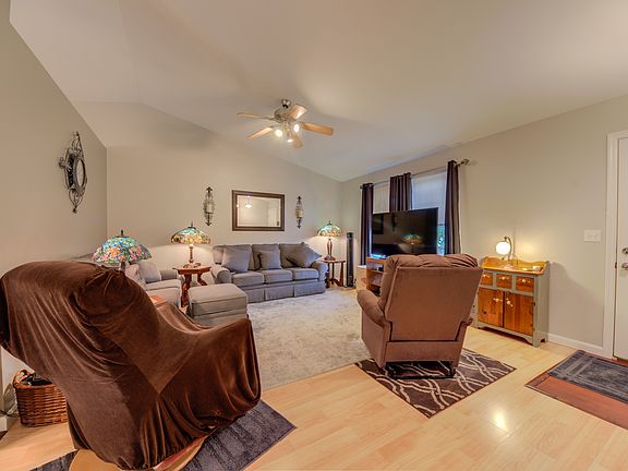 3rd image of 107 Cuivre River Dr