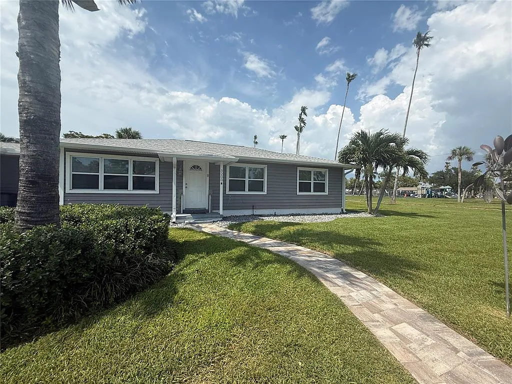3 bed, 2.0 bath, 1037 sqft, $3,200 — Photo 4