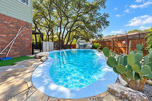 4 bed, 2.5 bath, 2127 sqft, $11,000 — Photo 1