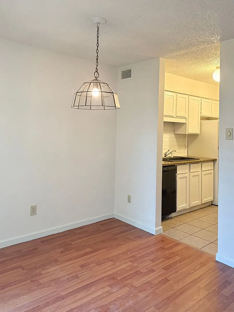 Move-In Ready Condo with Pool, Fireplace in Prime Richardson ISD Location — Photo 4