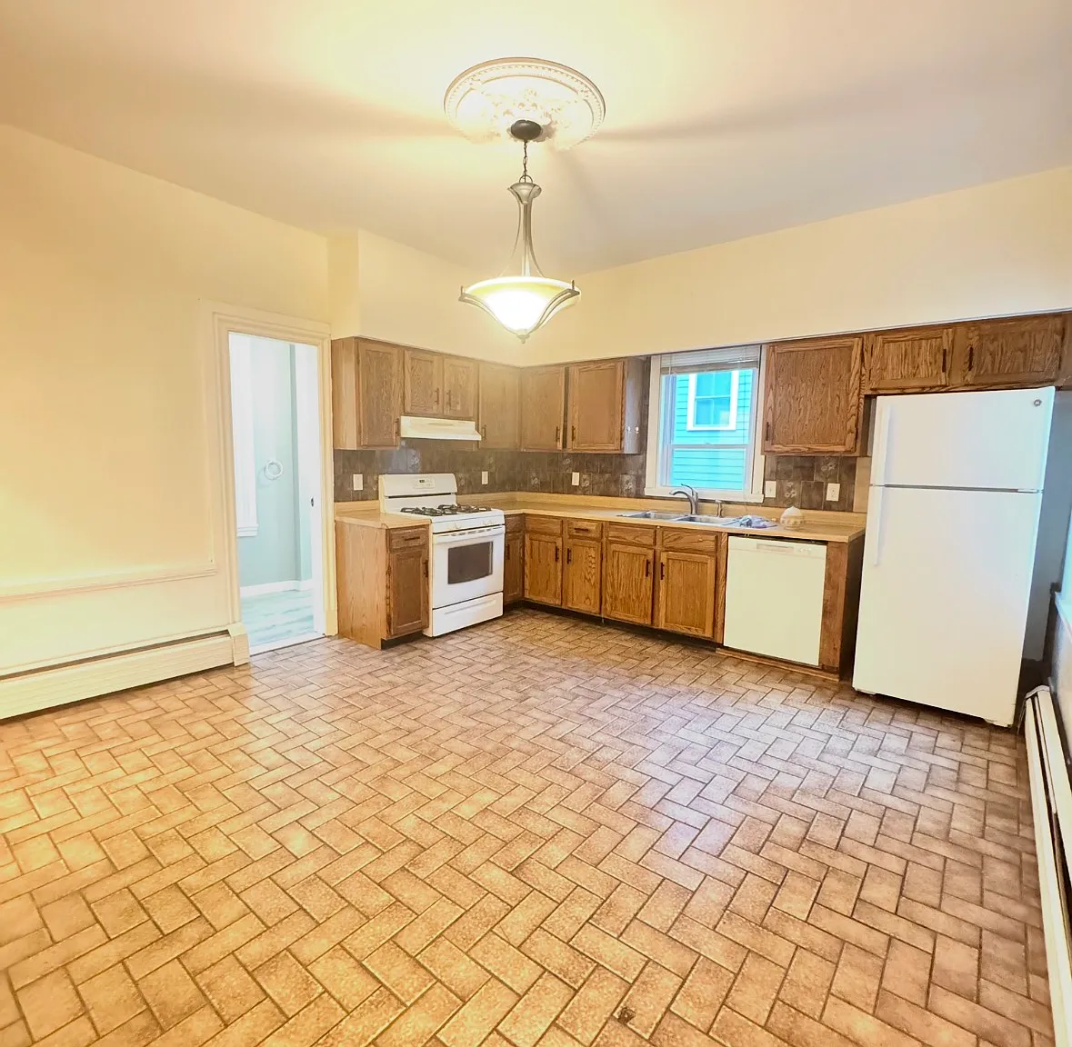 3 bed, 988 sqft, $2,300 — Photo 1