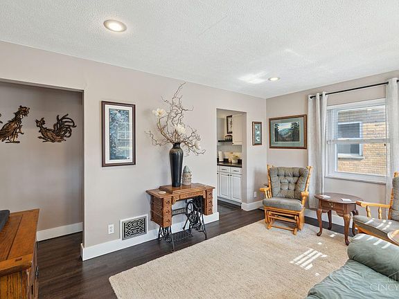 2nd image of 3695 Moonridge Dr