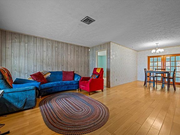 4th image of 603 Mariposa St