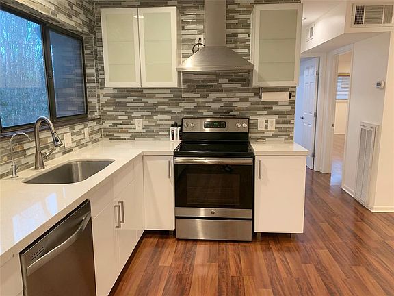 Lots of cabinets & drawers. Reverse Osmosis Water Filter dispenser.